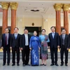 Bà Võ Thị Dung (giữa), Phó Bí thư Thành ủy thành phố Hồ Chí Minh, chúc mừng cán bộ, nhân viên Tổng lãnh sự quán Lào tại thành phố Hồ Chí Minh. (Ảnh: Xuân Khu/TTXVN)