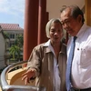  Phó Thủ tướng thường trực Chính phủ Trương Hòa Bình trao đổi cùng nhà nghiên cứu Cao Tự Thanh (con ông Nguyễn Văn Chính). (Ảnh: Thanh Bình/TTXVN)