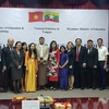 Đại sứ Việt Nam tại Myanmar Luận Thùy Dương chụp ảnh chung cùng các đại biểu dự diễn đàn. (Ảnh: TTXVN)