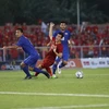 Cầu thủ Tiến Linh của đội tuyển U22 Việt Nam nỗ lực vượt qua sự truy cản của hai hậu vệ U22 Thái Lan. (Ảnh: TTXVN)