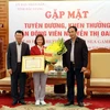 Lãnh đạo tỉnh Bắc Giang trao tặng bằng khen cho vận động viên Nguyễn Thị Oanh. (Ảnh: Đồng Thúy/TTXVN)