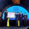 Trưởng đại diện Văn phòng UNESCO tại Việt Nam ông Michael Croft trao công bố Hà Nội gia nhập mạng lưới các thành phố sáng tạo của UNESCO cho Chủ tịch Ủy ban Nhân dân thành phố Hà Nội Nguyễn Đức Chung. (Ảnh: Thành Đạt/TTXVN)