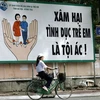 Pano giúp người dân nhận thức về xâm hại tình dục trẻ em. (Nguồn: AFP)