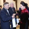 Chủ tịch Quốc hội Nguyễn Thị Kim Ngân tặng quà cho các cựu chiến binh Belarus. (Ảnh: Trọng Đức/TTXVN)