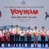 Ban tổ chức trao bằng khen vinh danh cho những cống hiến trong giai đoạn phát triển của Vovinam Đồng bằng sông Cửu Long. (Ảnh: Công Mạo/TTXVN)