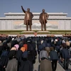 Người dân Triều Tiên cúi đầu dành phút mặc niệm trước hai bức tượng của hai cố Chủ tịch Kim Nhật Thành và Kim Jong-il ngày 8/7/2019. (Nguồn: Yonhap/TTXVN)