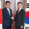 Tổng thống Hàn Quốc Moon Jae-in (phải) và Thủ tướng Nhật Bản Shinzo Abe. (Nguồn: EPA)