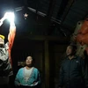Cán bộ Công ty Điện lực Điện Biên hướng dẫn cách lắp bóng điện cho người dân tại bản Hua Sin 1, xã Chung Chải. (Ảnh: Phan Tuấn Anh/TTXVN)