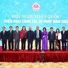 Phó Thủ tướng Thường trực Trương Hòa Bình, Phó Chủ tịch Quốc hội Uông Chu Lưu với các đại biểu. (Ảnh: Dương Giang/TTXVN)