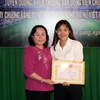 Hội Liên hiệp Phụ nữ tỉnh Kiên Giang trao thưởng cho vận động viên Chương Thị Kiều. (Ảnh: Lê Sen/TTXVN)