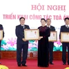 Chủ tịch Quốc hội Nguyễn Thị Kim Ngân trao Bằng khen của Thủ tướng Chính phủ cho các tập thể và cá nhân của Tòa án Nhân dân Tối cao. (Ảnh: Trọng Đức/TTXVN)