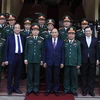Thủ tướng Nguyễn Xuân Phúc với các cán bộ, sỹ quan chỉ huy Bộ Tư lệnh Quân khu V. (Ảnh: Thống Nhất/TTXVN)