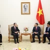 Phó Thủ tướng Vương Đình Huệ tiếp Đại sứ Hùng Ba. (Ảnh: Dương Giang/TTXVN)