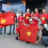 Cổ động viên Việt Nam đến sân vận động Buriram Stadium cổ vũ cho đội tuyển U23 Việt Nam. (Ảnh: Hoàng Linh/TTXVN)