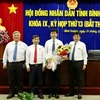 Tập thể lãnh đạo Ủy ban Nhân dân tỉnh Bình Dương chúc mừng ông Nguyễn Thanh Trúc (người thứ 2 từ phải sang) trúng cử chức danh Phó Chủ tịch UBND tỉnh Bình Dương. (Ảnh: Nguyễn Văn Việt/TTXVN)