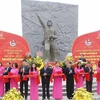 Các đại biểu cắt băng khánh thành Công trình thanh niên Tượng đài Anh hùng liệt sỹ Nguyễn Viết Xuân. (Ảnh: Nguyễn Thảo/TTXVN)