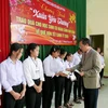 Tổng giám đốc BSR Bùi Minh Tiến trao quà Tết cho các em học sinh Trường Trung học phổ thông Dân tộc nội trú tỉnh Quảng Ngãi. (Nguồn: BSR)