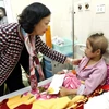 Bà Trương Thị Mai, Ủy viên Bộ Chính trị, Bí thư Trung ương Đảng, Trưởng ban Dân vận Trung ương thăm tặng quà Tết cho người bệnh. (Ảnh: Dương Ngọc/TTXVN)