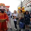 Du khách quốc tế hào hứng khi đến Đà Nẵng bằng đường biển du lịch vào dịp Tết. (Ảnh: Trần Lê Lâm/TTXVN)