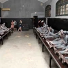 Mô hình tái hiện hình ảnh các chiến sỹ cách mạng trong lao tù tại di tích lịch sử Nhà tù Hỏa Lò. (Ảnh: Thanh Tùng/TTXVN)