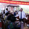 Phó Thủ tướng thường trực Chính phủ Trương Hòa Bình thăm hỏi các lão thành cách mạng, Bà Mẹ Việt Nam Anh hùng tới dự buổi họp mặt. (Ảnh: Thành Chung/TTXVN)