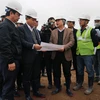 Chủ tịch UBND thành phố Hà Nội Nguyễn Đức Chung (thứ 2, từ trái sang) kiểm tra thi công Nhà máy xử lý nước thải Yên Xá. (Ảnh: Mạnh Khánh/TTXVN)