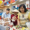 Nhân viên siêu thị liên tục bổ sung hàng hóa phục vụ nhu cầu mua sắm của người dân. (Ảnh minh họa. Nguồn: TTXVN)