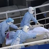 Nhân viên y tế chuyển bệnh nhân nhiễm virus corona chủng mới tới điều trị tại bệnh viện dã chiến Hỏa Thần Sơn ở Vũ Hán, tỉnh Hồ Bắc, Trung Quốc, ngày 4/2/2020. (Ảnh: THX/TTXVN)
