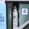 Nhân viên y tế trong trang phục bảo hộ làm việc tại Trung tâm y tế quốc gia Hàn Quốc ở Seoul, nơi điều trị cho các bệnh nhân được chẩn đoán nhiễm virus corona chủng mới, ngày 4/2/2020. (Ảnh: Yonhap/TTXVN)