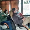 Tại Bến xe Giáp Bát, phần lớn hành khách đã đeo khẩu trang khi lên xe. (Ảnh: Tuyết Mai/TTXVN)