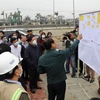 Sở Giao thông Vận tải Ninh Bình báo cáo với đoàn công tác về tiến độ thực hiện dự án cao tốc Bắc-Nam. (Ảnh: Đức Phương/TTXVN)