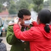 Cán bộ, hội viên Hội Chữ thập đỏ thành phố Hà Nội tuyên truyền, phát khẩu trang miễn phí tại Gia Lâm. (Ảnh: Thanh Tùng/TTXVN)