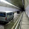 Phương tiện lưu thông qua hầm đường bộ Đèo Cả. (Ảnh: Thế Lập/TTXVN)