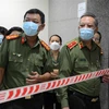 Thiếu tướng Nguyễn Khắc Thủy kiểm tra khu vực cách ly tại Bệnh viện 199 (Bộ Công an). (Ảnh: Văn Dũng/TTXVN)