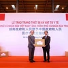 Lễ trao trang thiết bị và vật tư y tế của Chính phủ và nhân dân Việt Nam tặng Chính phủ và nhân dân Trung Quốc. (Ảnh: Thành Đạt/TTXVN)