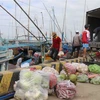 Ngư dân phường Phú Đông, thành phố Tuy Hòa, tỉnh Phú Yên chuẩn bị thực phẩm cho chuyến đi biển dài ngày. (Ảnh: Phạm Cường/TTXVN)