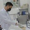 Cán bộ, giảng viên trường Đại học Bách khoa-Đại học Đà Nẵng đang pha chế nước rửa tay sát khuẩn. (Ảnh: Văn Dũng/TTXVN)