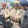 Cảnh sát giao thông tiến hành đo nồng độ cồn đối với người điều khiển phương tiện. (Ảnh: Vietnam+)