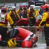 Lực lượng cứu hộ sơ tán người dân khỏi khu vực ngập lụt sau bão Dennis tại Nantgarw, South Wales, Anh, ngày 16/2/2020. (Ảnh: AFP/TTXVN)