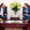 Bộ trưởng Bộ Lao động-Thương binh và Xã hội Đào Ngọc Dung (bên phải) tiếp ông Park Noh-Wan, Đại sứ Hàn Quốc tại Việt Nam mới được bổ nhiệm. (Ảnh: Anh Tuấn/TTXVN)