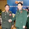 Bộ trưởng Bộ Quốc phòng Ngô Xuân Lịch gặp song phương Bộ trưởng Bộ Quốc phòng Lào Chansamone Chanyalath. (Ảnh: Dương Giang/TTXVN)