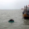 Sáu thuyền viên được tàu Hải đội 2 phối hợp với tàu cá QB 92260 TS cứu nạn thành công. (Ảnh: Văn Tý/TTXVN)