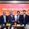 Thủ tướng Nguyễn Xuân Phúc tặng quà lưu niệm cho Đài Tiếng nói Việt Nam. (Ảnh: Thống Nhất/TTXVN)