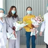 Hai bệnh nhân ở Phòng khám đa khoa Quang Hà (huyện Bình Xuyên, tỉnh Vĩnh Phúc) xuất viện. (Ảnh: Hoàng Hùng/TTXVN)