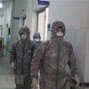 Các bác sỹ Bệnh viện Chợ Rẫy Thành phố Hồ Chí Minh mặc trang phục bảo hộ trước khi vào khu vực cách ly bệnh nhân. (Ảnh minh họa: Đinh Hằng/TTXVN)