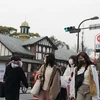 Người dân đeo khẩu trang phòng tránh lây nhiễm dịch COVID-19 tại Tokyo, Nhật Bản, ngày 25/2. (Ảnh: THX/TTXVN)