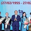 Thủ tướng Nguyễn Xuân Phúc tặng và truy tặng Kỷ niệm chương cho các tri thức có đóng góp lớn cho nền y học Việt Nam. (Ảnh: Thống Nhất/TTXVN)