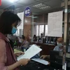 Người dân nhận giấy đăng ký kinh doanh tại Phòng Đăng ký kinh doanh (Sở Kế hoạch và Đầu tư Hà Nội) trong ngày 28/2. (Ảnh: Mạnh Khánh/TTXVN)
