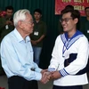 Cựu chiến binh, Đại tá Đinh Văn Huệ dặn dò các thanh niên lên đường tòng quân năm 2020. (Ảnh: Xuân Khu/TTXVN)