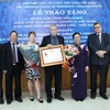 Chủ tịch Liên hiệp các tổ chức hữu nghị Việt Nam Nguyễn Phương Nga với Hội Hữu nghị Phần Lan-Việt Nam cùng các đại biểu tại buổi lễ. (Ảnh: Văn Điệp/TTXVN)